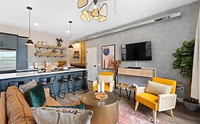 The Bentley Condotel In Historic Walker'S Point W/ Garage + Yard